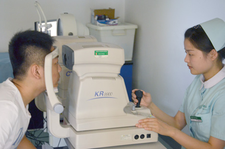 近视手术专家凌富为爱子“动刀”  圆儿子军校梦 