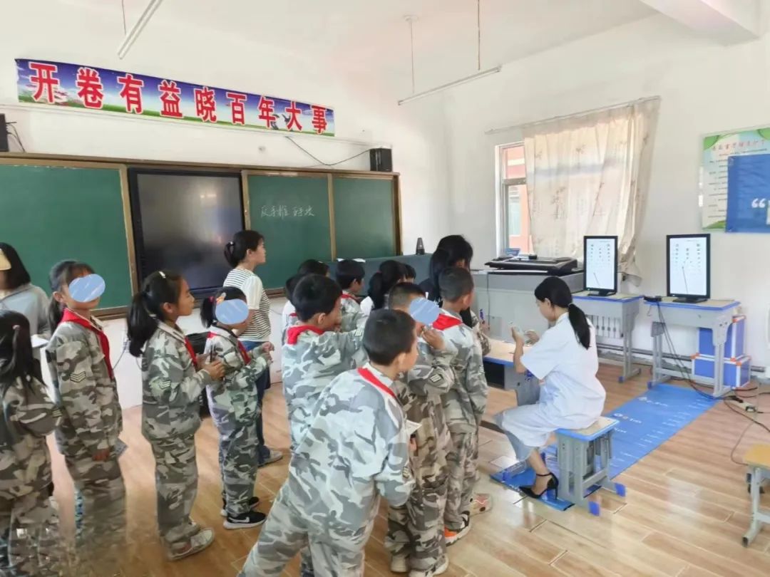 我院走进黄陵县中小学开展儿童青少年眼健康公益